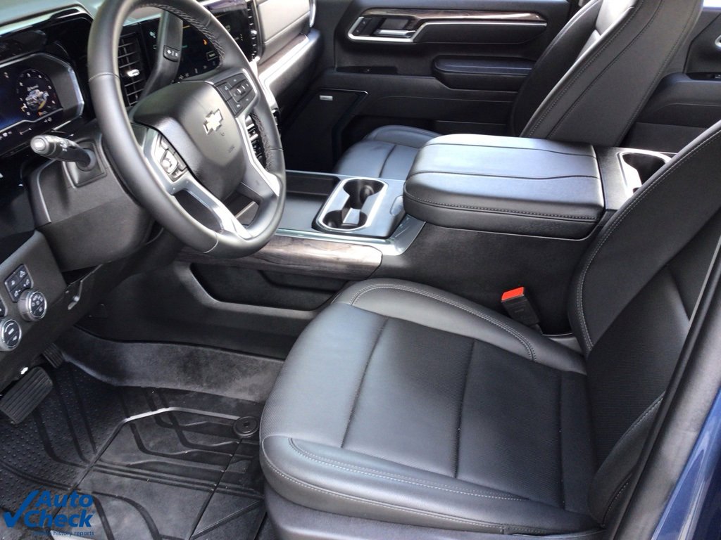 Used 2025 Chevrolet Silverado 2500 LTZ w/ LTZ Convenience Package image 8