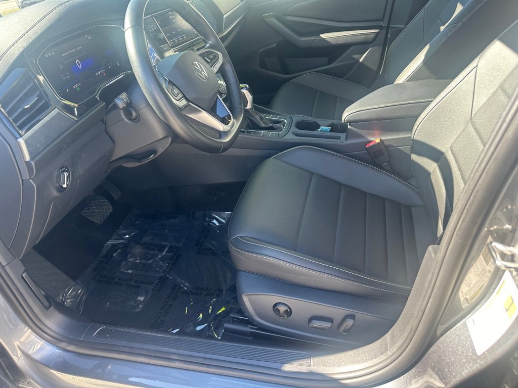 Used 2024 Volkswagen Jetta SE image 11