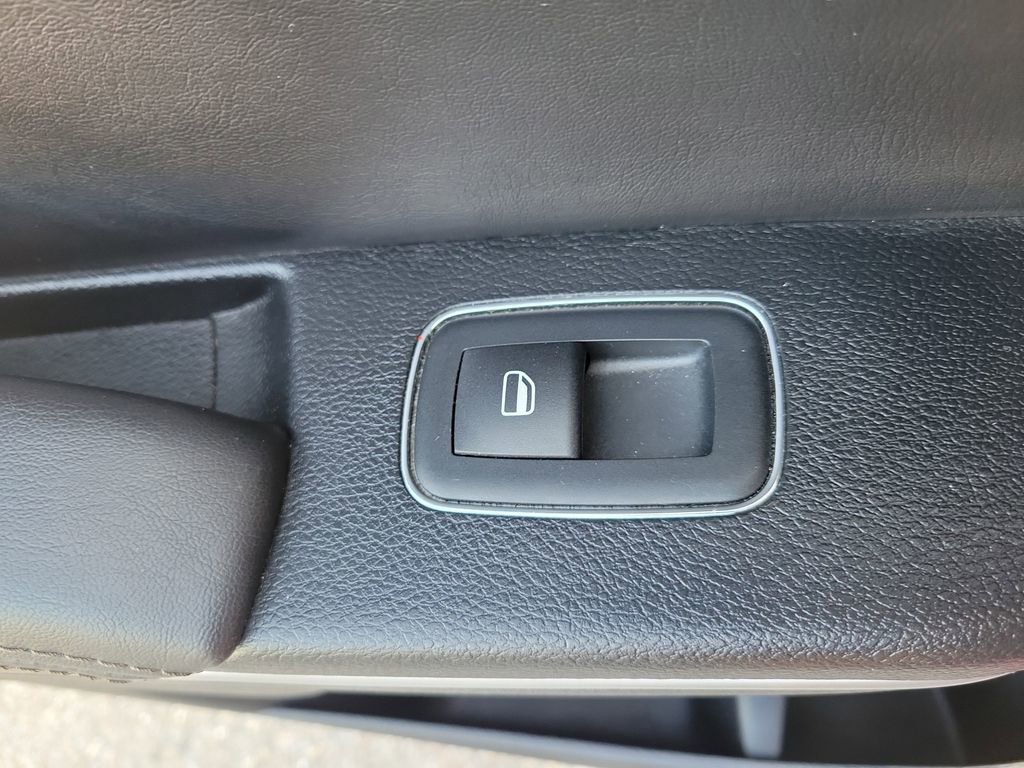 Used 2019 Chrysler 300 Limited image 13