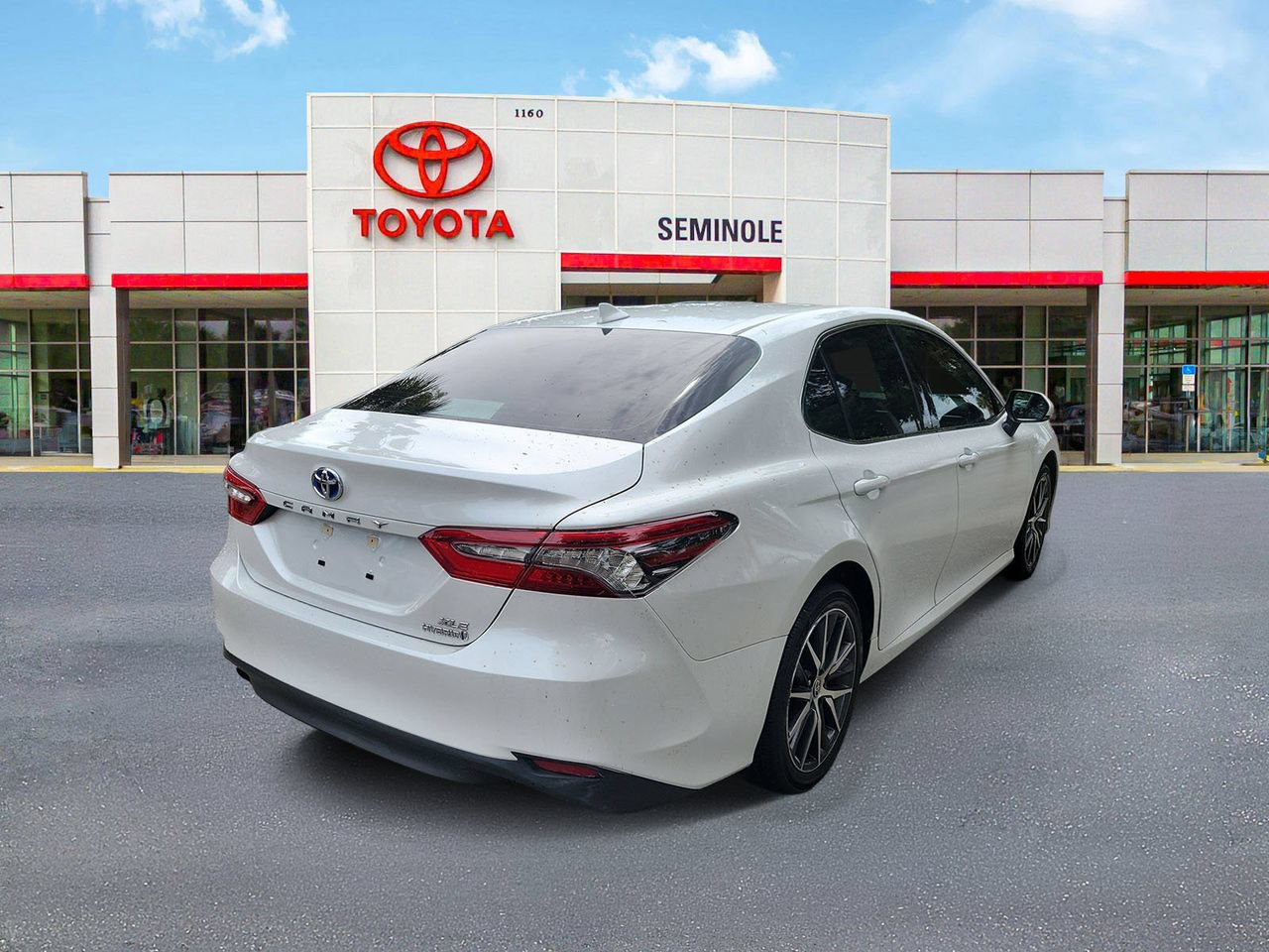 Used 2022 Toyota Camry XLE w/ Navigation Upgrade Package FWD image 3