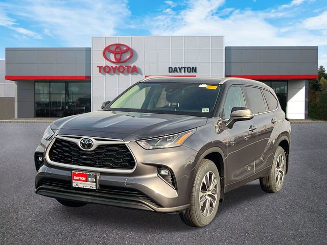 Used 2024 Toyota Highlander XLE AWD/4WD image 2