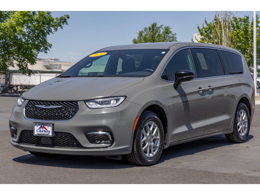 Used 2024 Chrysler Pacifica Touring FWD image 7