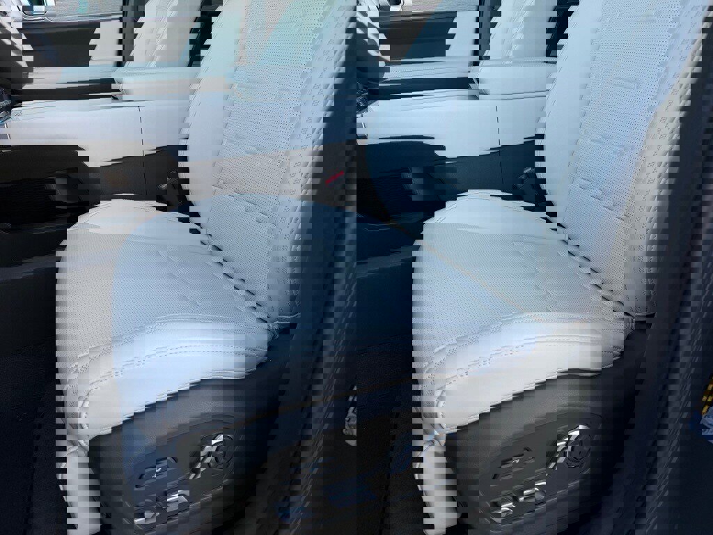 Used 2025 Hyundai Santa Fe Calligraphy image 12