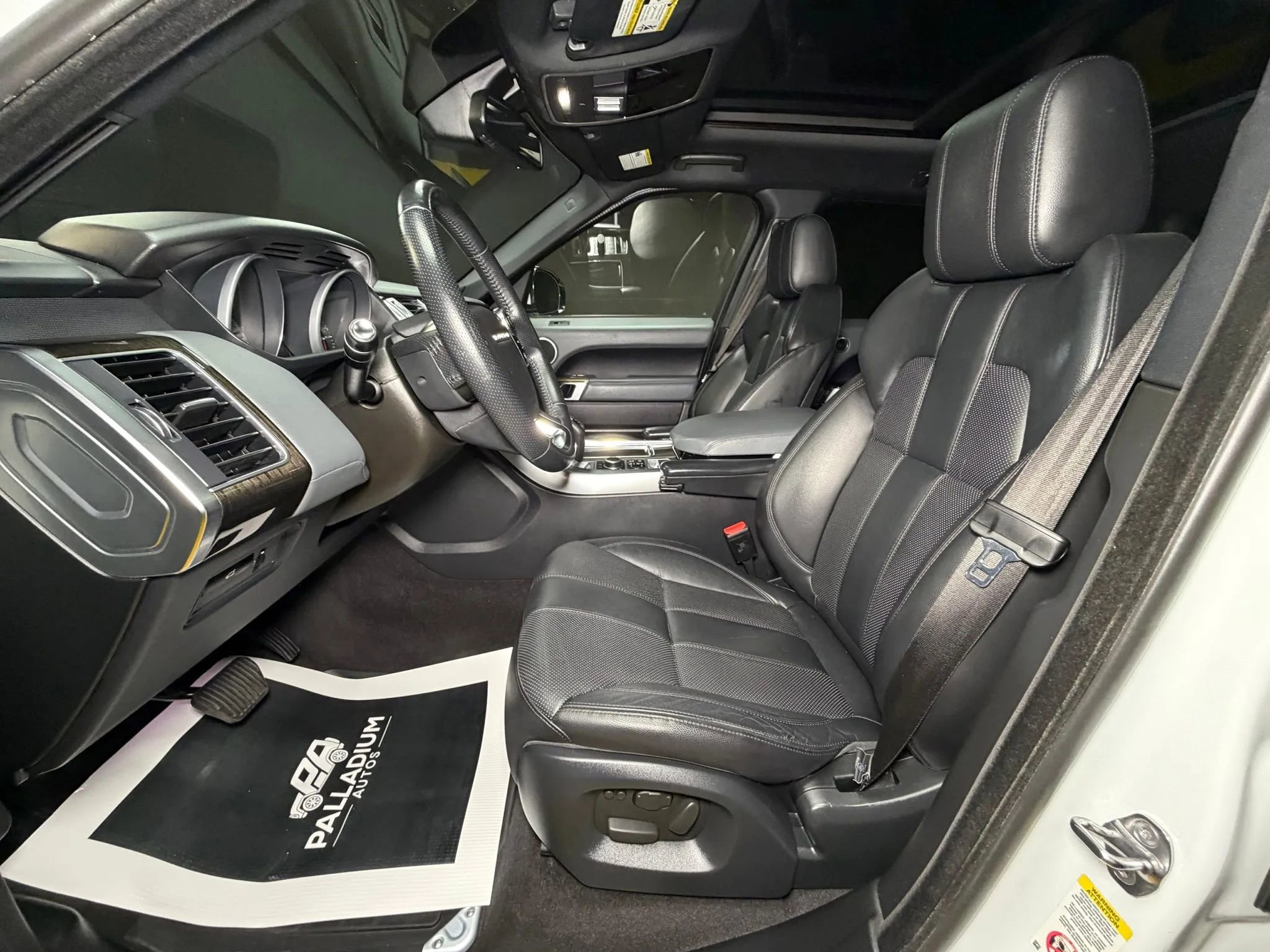 Used 2014 Land Rover Range Rover Sport SE image 14