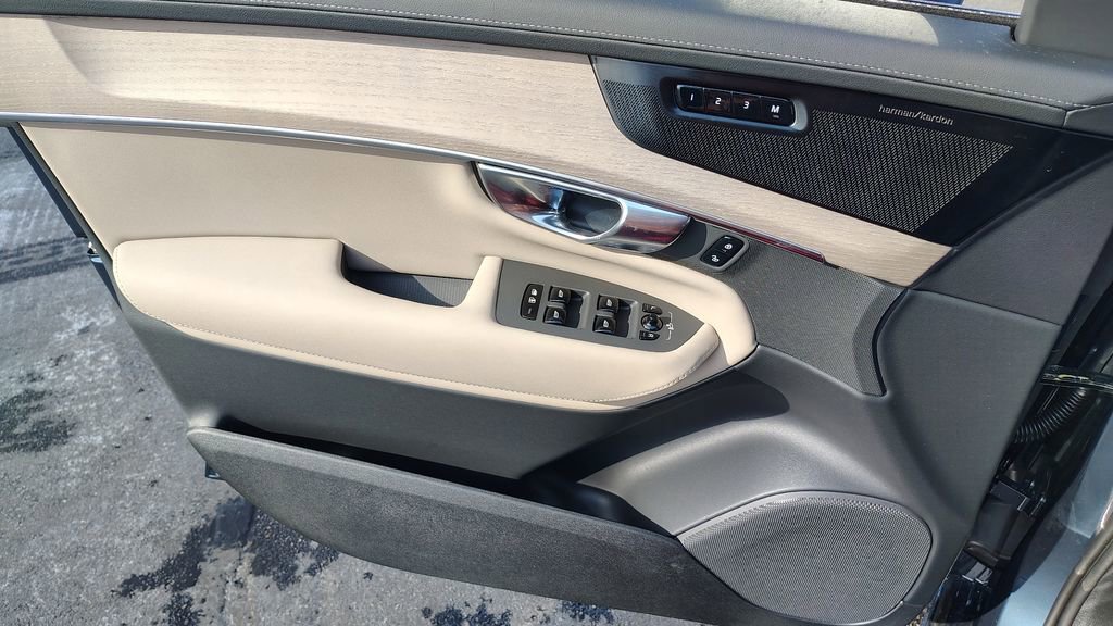 New 2026 Volvo XC90 B6 Plus w/ Protection Package Premier image 27