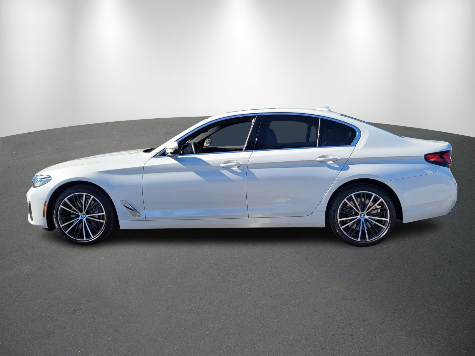 Used 2023 BMW 540i xDrive w/ Premium Package image 4