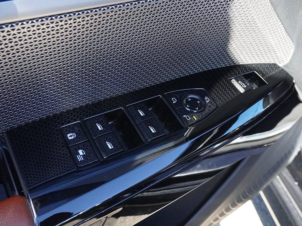 Used 2023 BMW 760i xDrive image 35