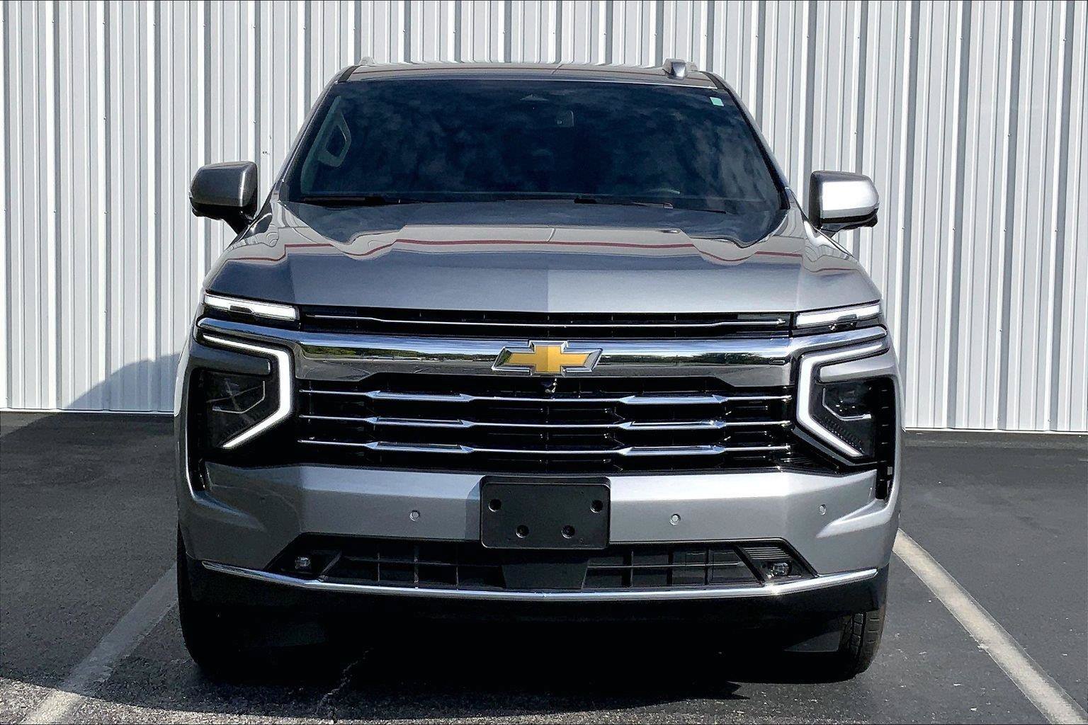 Used 2026 Chevrolet Suburban LT w/ Comfort Package AWD/4WD image 3