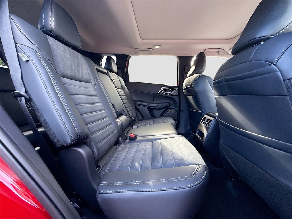 New 2025 Mitsubishi Outlander SE image 30