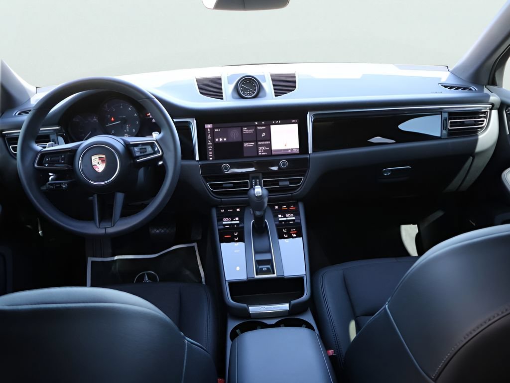 Certified 2025 Porsche Macan AWD/4WD image 19