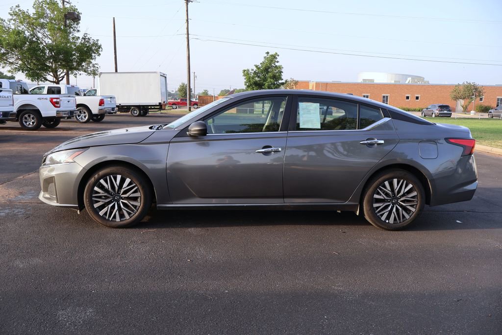 Used 2025 Nissan Altima 2.5 SV FWD image 2