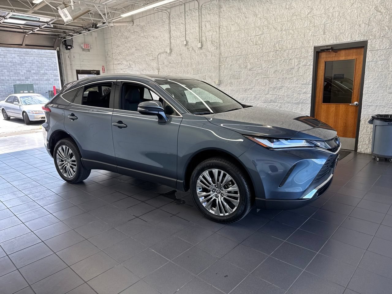 Used 2022 Toyota Venza XLE AWD/4WD image 1