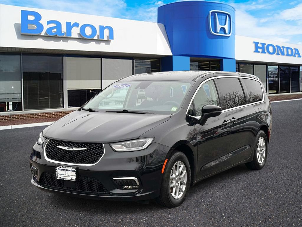Used 2023 Chrysler Pacifica Touring-L FWD image 2