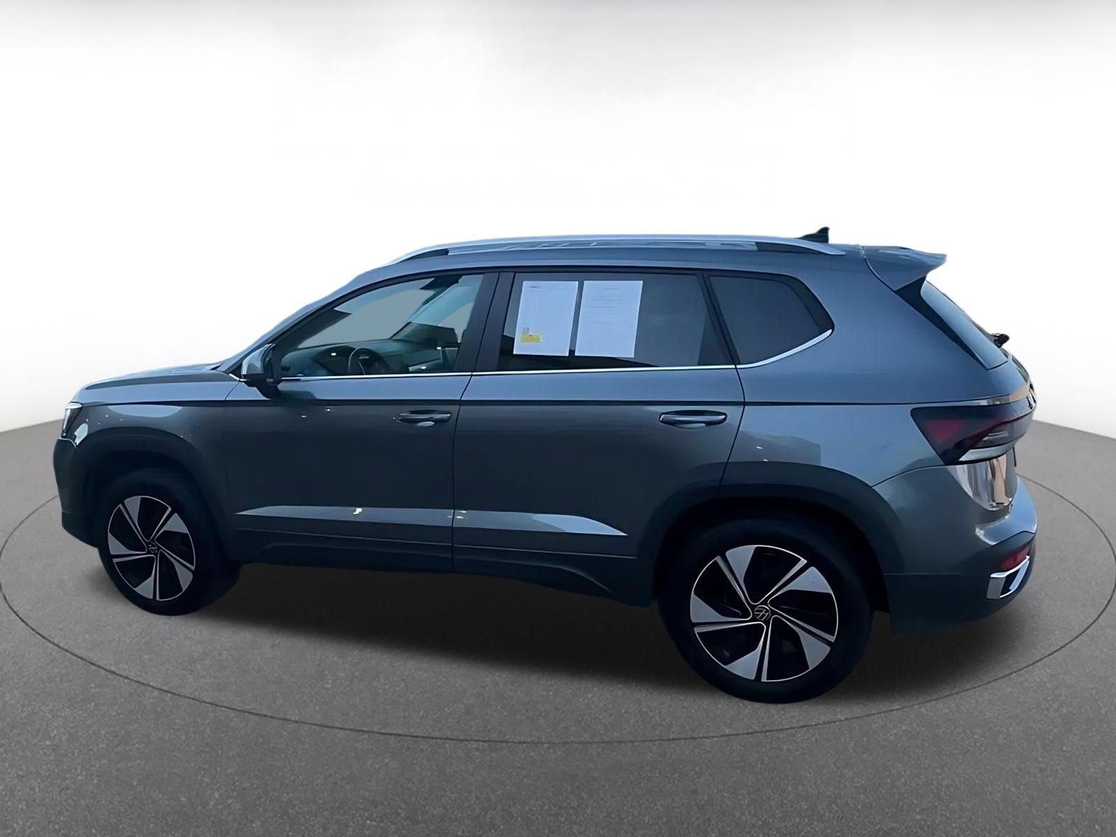 Used 2026 Volkswagen Taos SE AWD/4WD image 8
