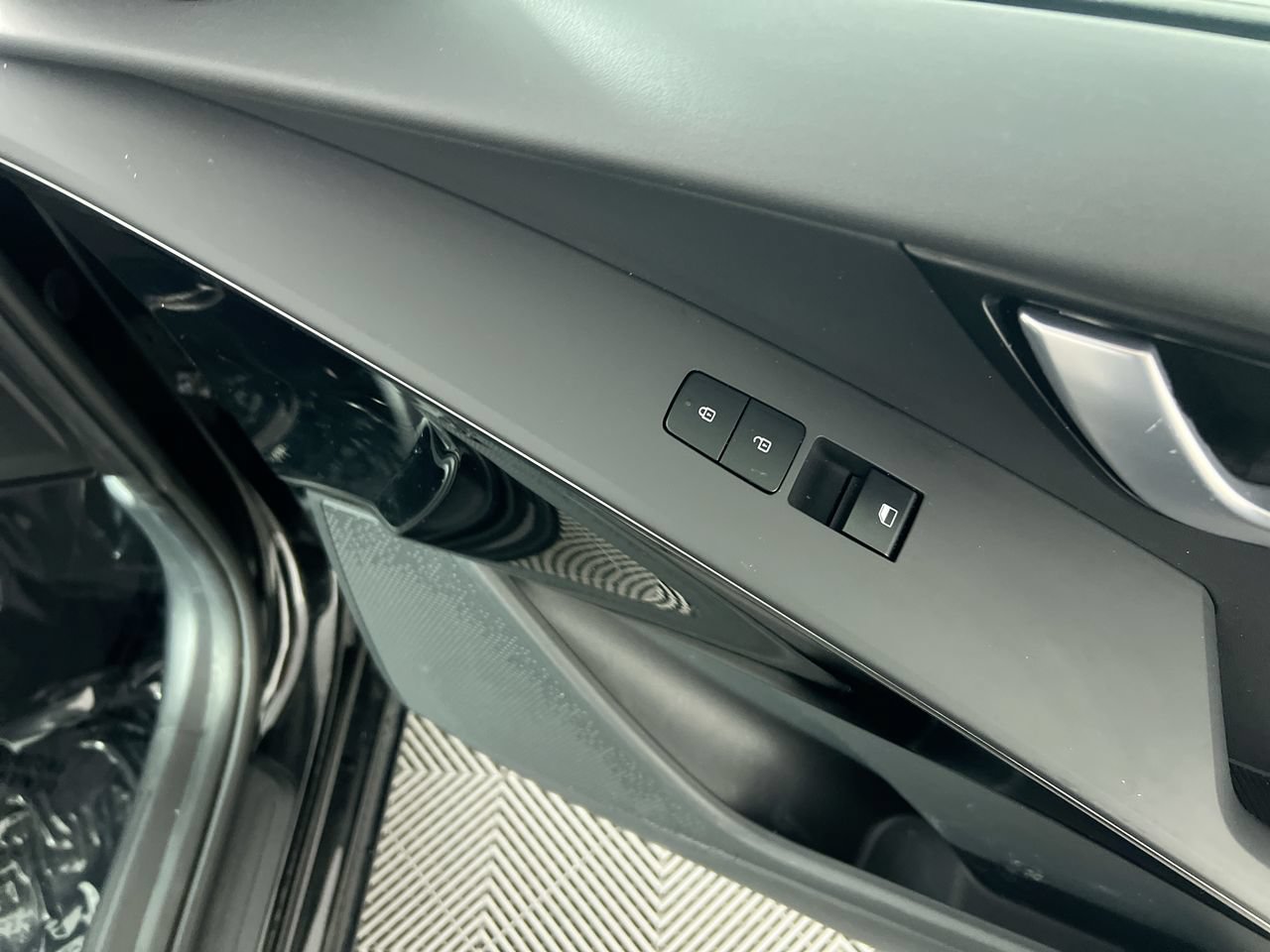 Certified 2025 Kia Niro EX Touring FWD image 32
