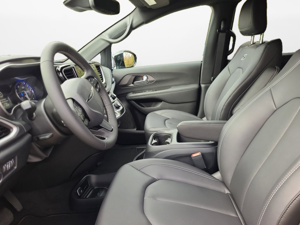 New 2026 Chrysler Pacifica Select image 9