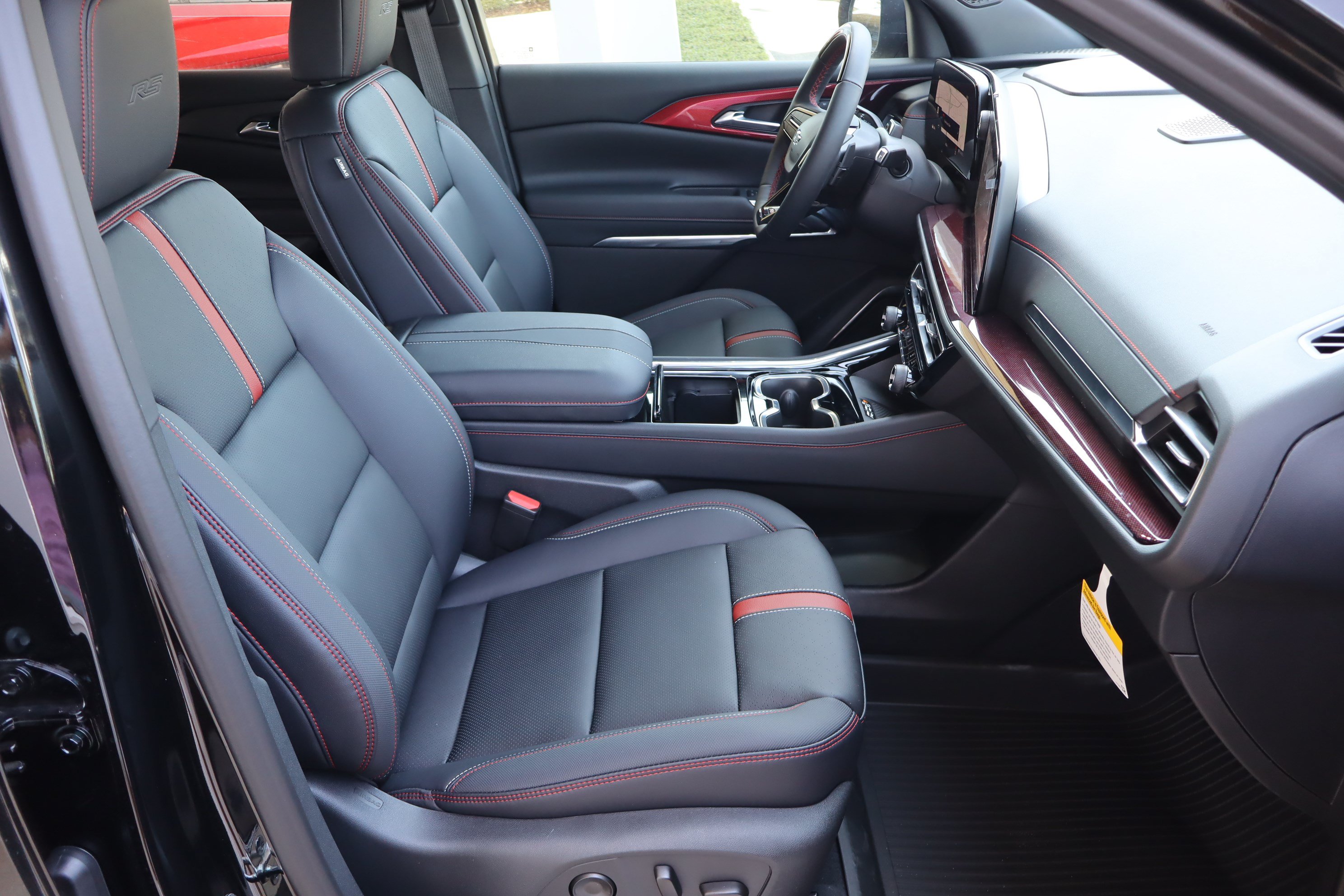 New 2026 Chevrolet Traverse RS w/ LPO, Floor Liner Package FWD image 26