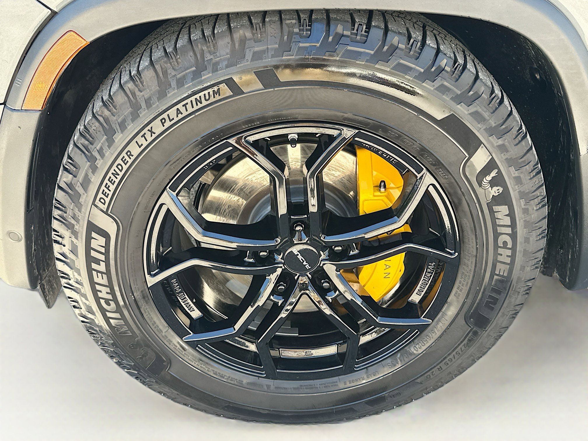 Used 2023 Rivian R1S Adventure image 34