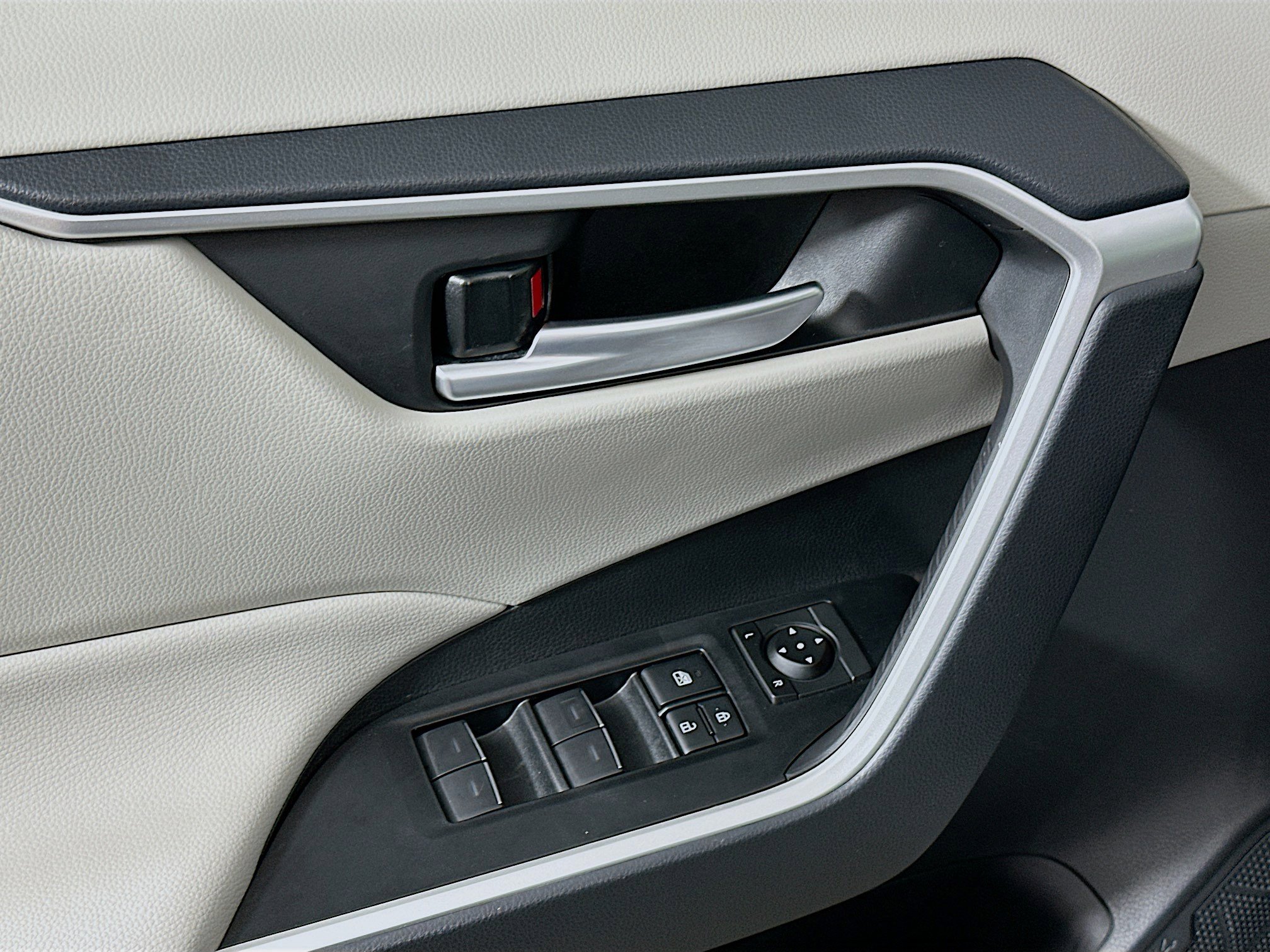 Used 2025 Toyota RAV4 XLE image 15