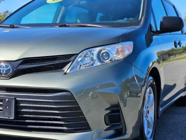Used 2020 Toyota Sienna L image 9