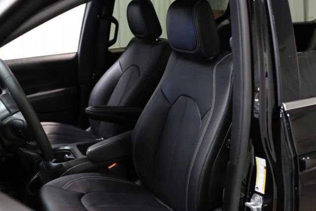Used 2025 Chrysler Pacifica Select image 9