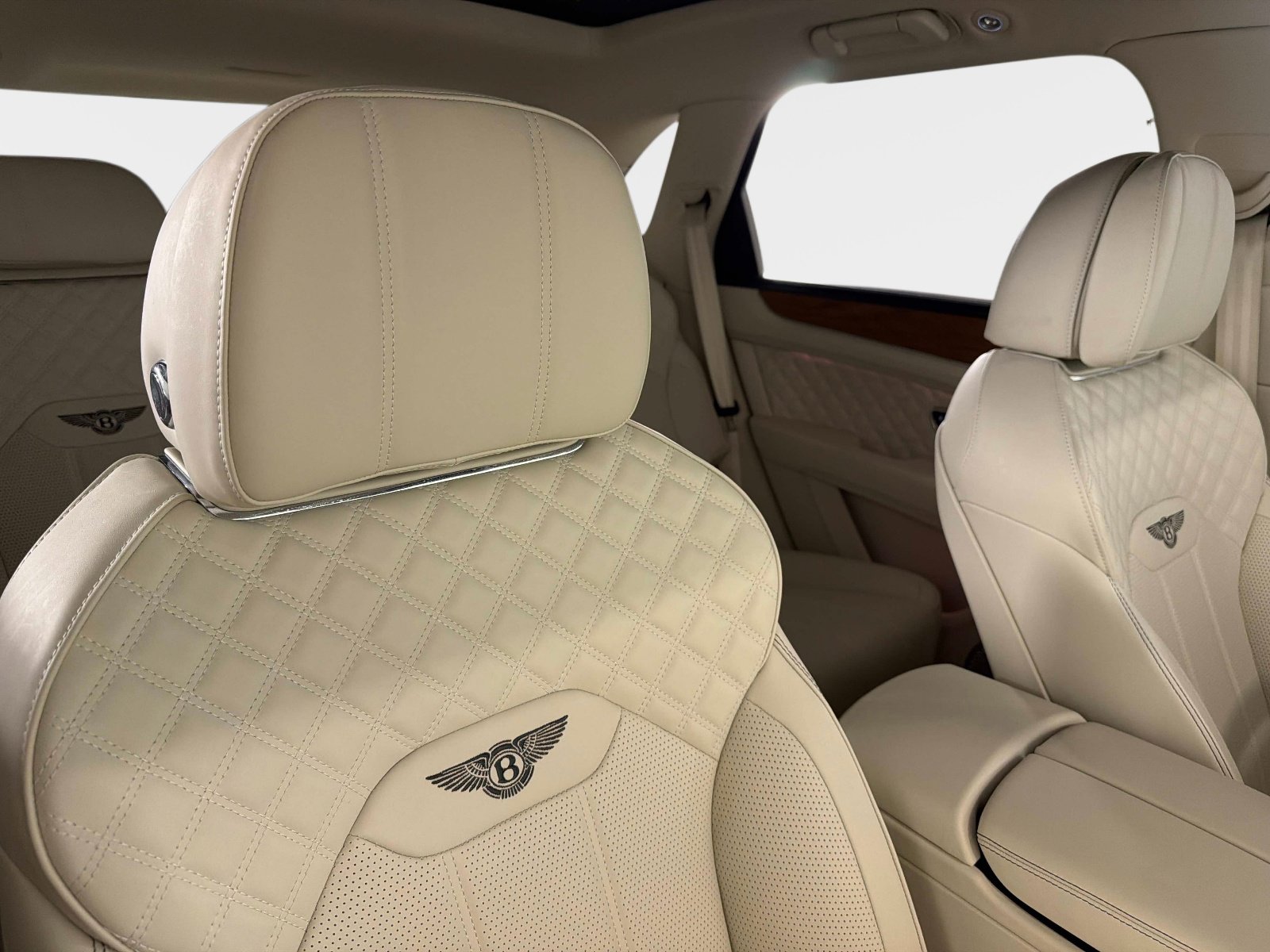 Used 2024 Bentley Bentayga Plug-In Hybrid image 24