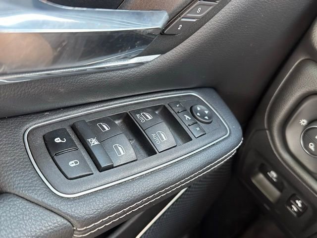 Used 2023 RAM 1500 Laramie AWD/4WD image 3