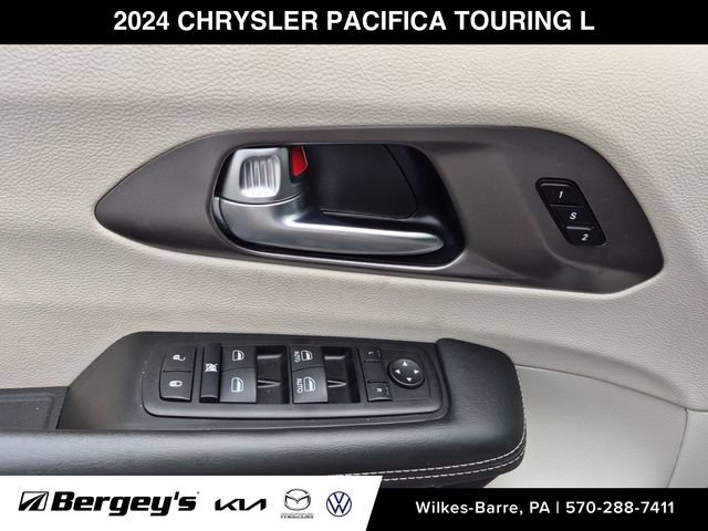Used 2024 Chrysler Pacifica Touring-L FWD image 15