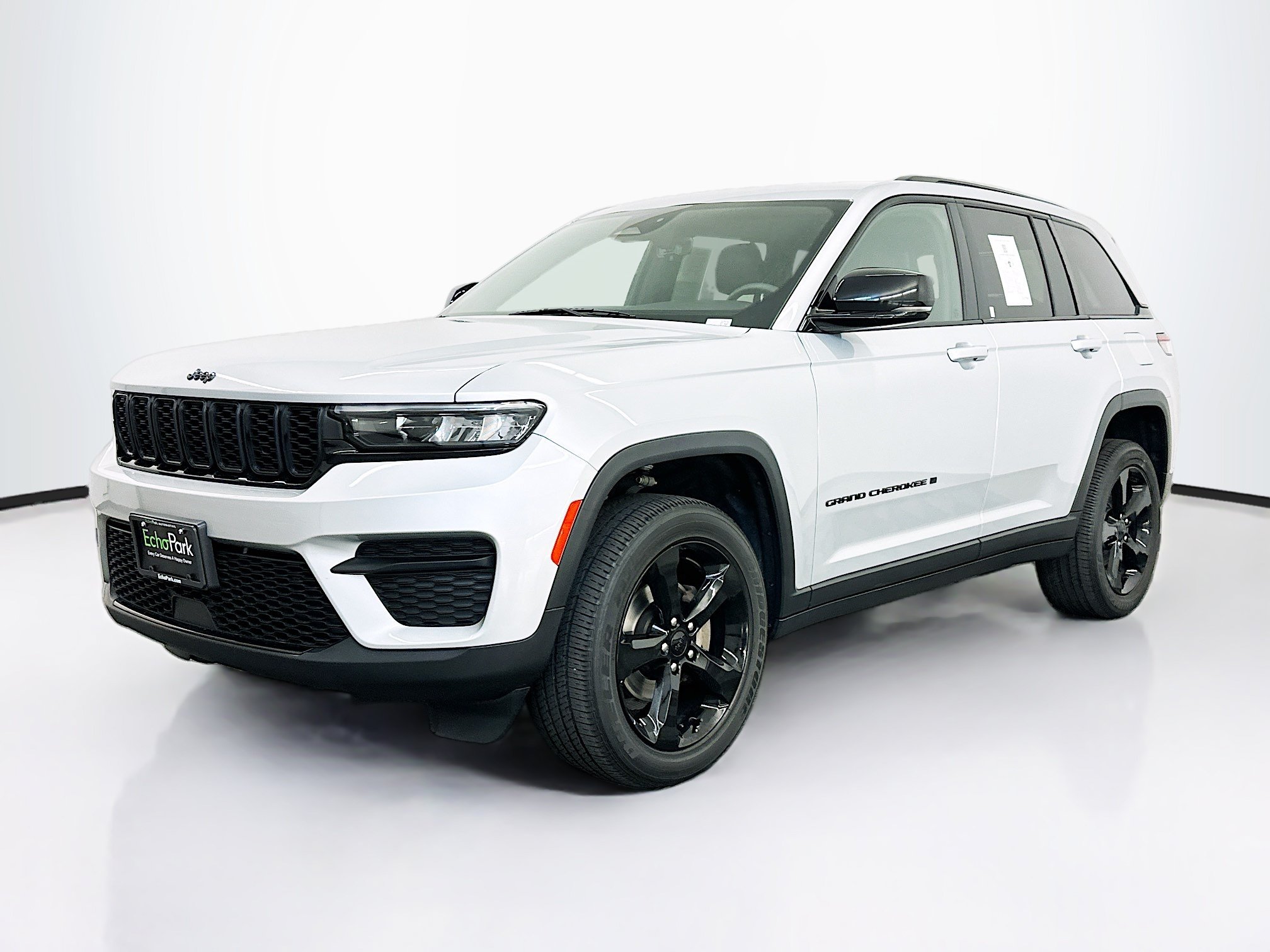 Used 2023 Jeep Grand Cherokee Altitude AWD/4WD image 3