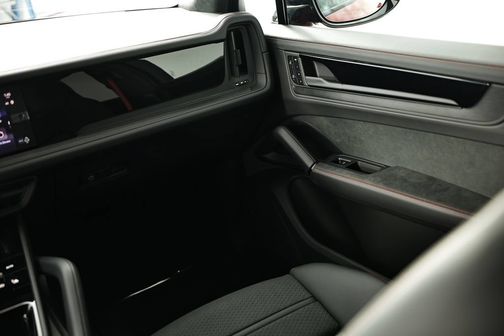 New 2026 Porsche Cayenne GTS AWD/4WD image 30