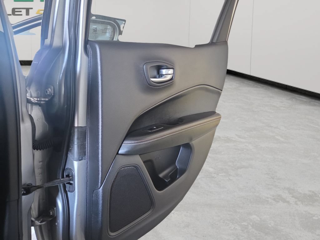 Used 2018 Jeep Compass Latitude w/ Cold Weather Group AWD/4WD image 47