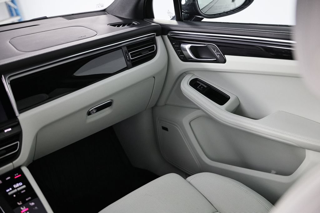 Certified 2026 Porsche Macan AWD/4WD image 31