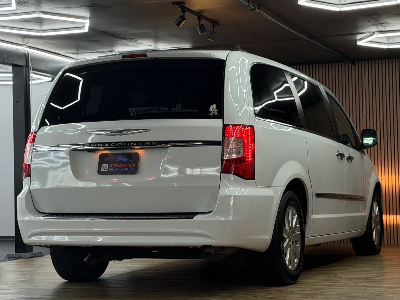 Used 2015 Chrysler Town & Country Touring w/ Driver Convenience Group FWD image 6
