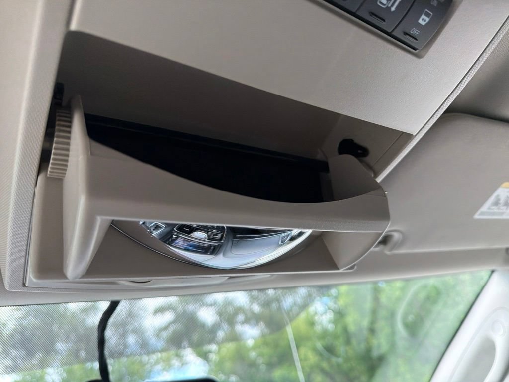 Used 2014 Chrysler Town & Country Touring FWD image 29