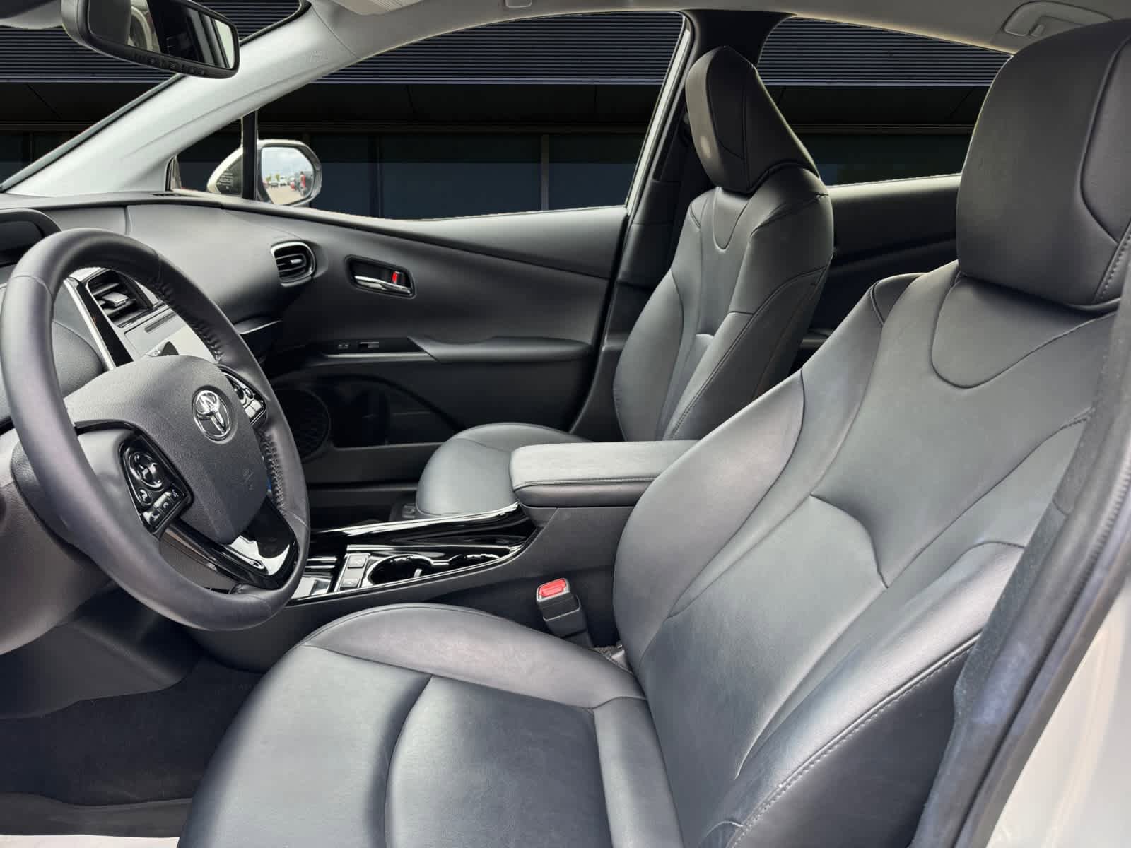 Used 2019 Toyota Prius XLE FWD image 2