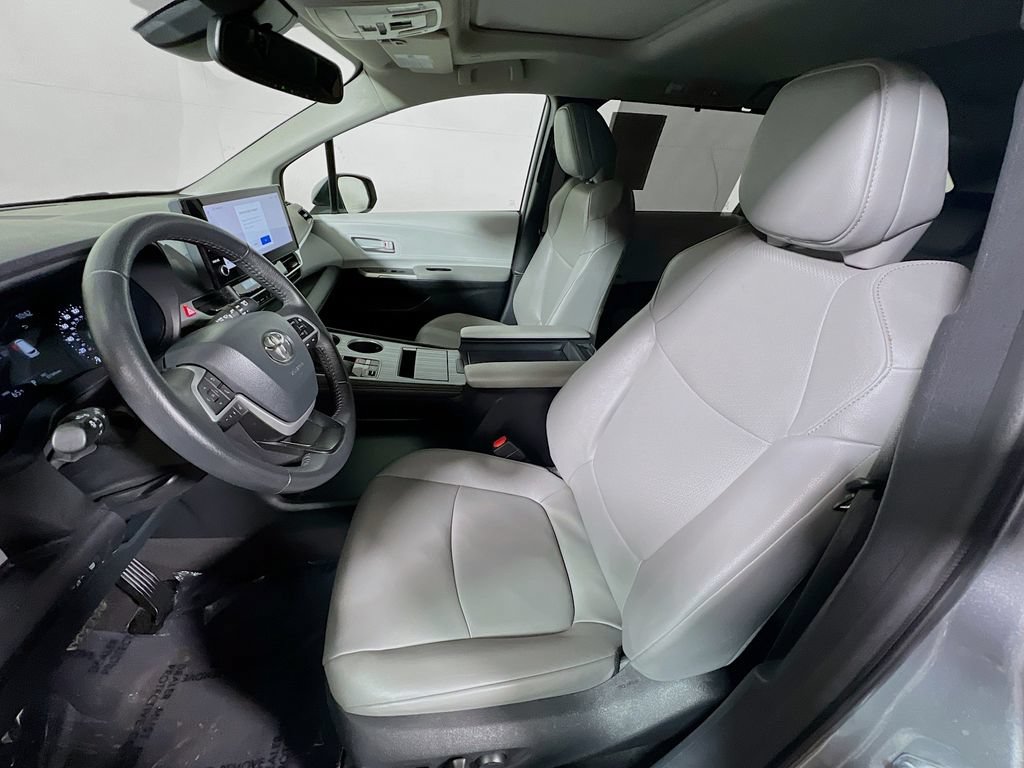 Certified 2025 Toyota Sienna XLE FWD image 18