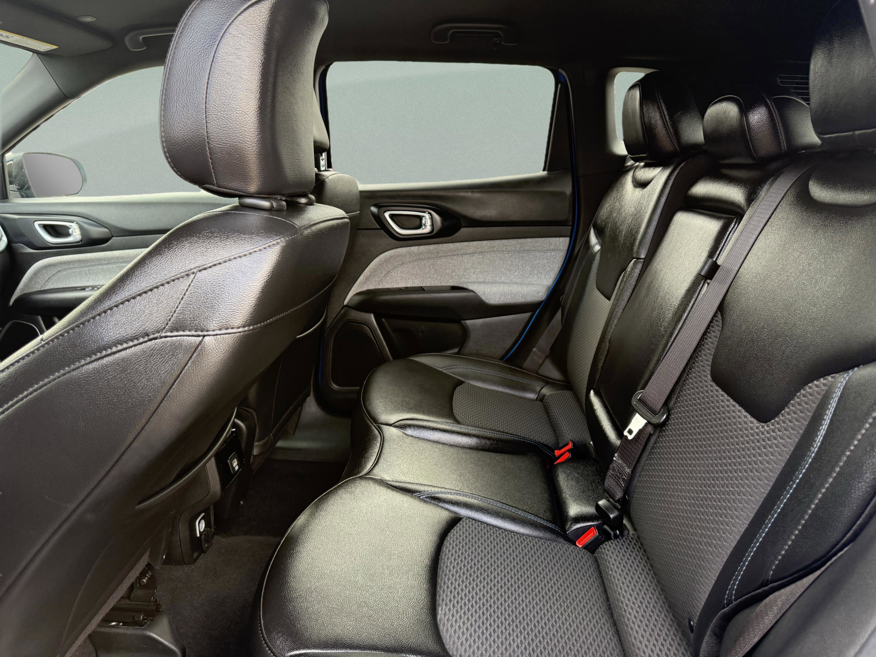 Used 2024 Jeep Compass Latitude image 27