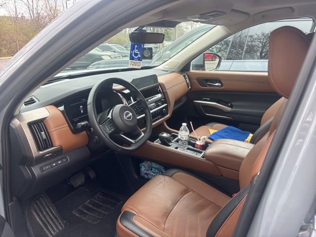 Used 2024 Nissan Pathfinder Platinum image 11