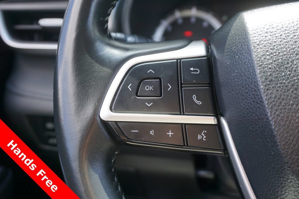 Certified 2024 Toyota Highlander LE FWD image 4