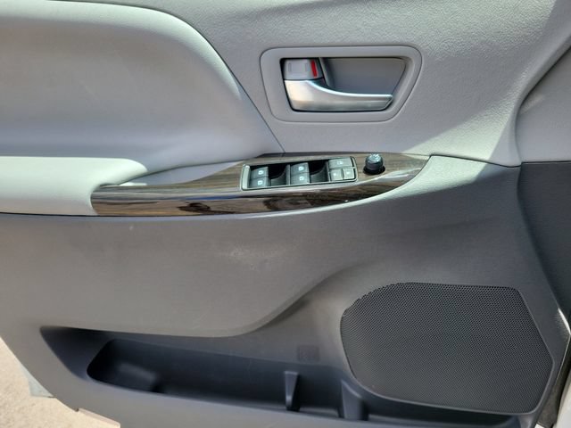 Used 2020 Toyota Sienna XLE w/ XLE Navigation Package FWD image 20
