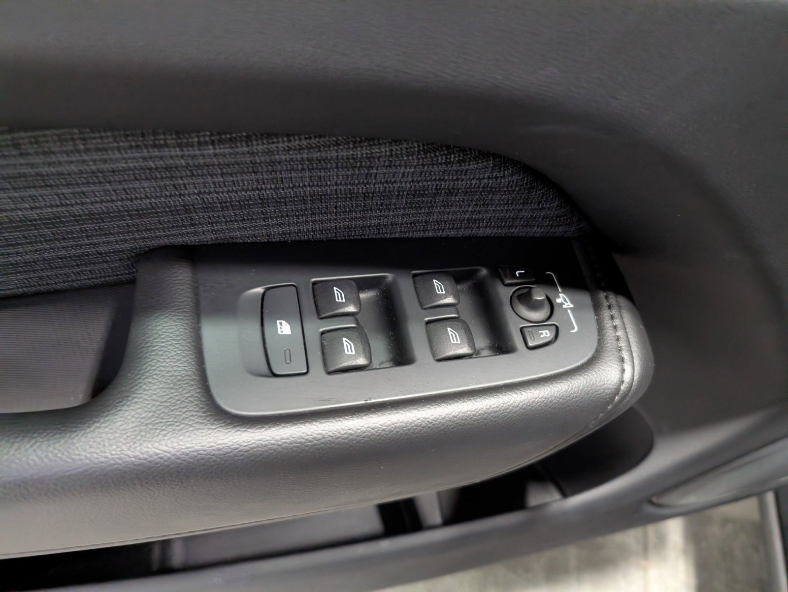 Used 2023 Volvo XC60 T8 Core image 13