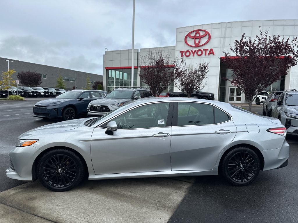 Used 2018 Toyota Camry XLE FWD image 2