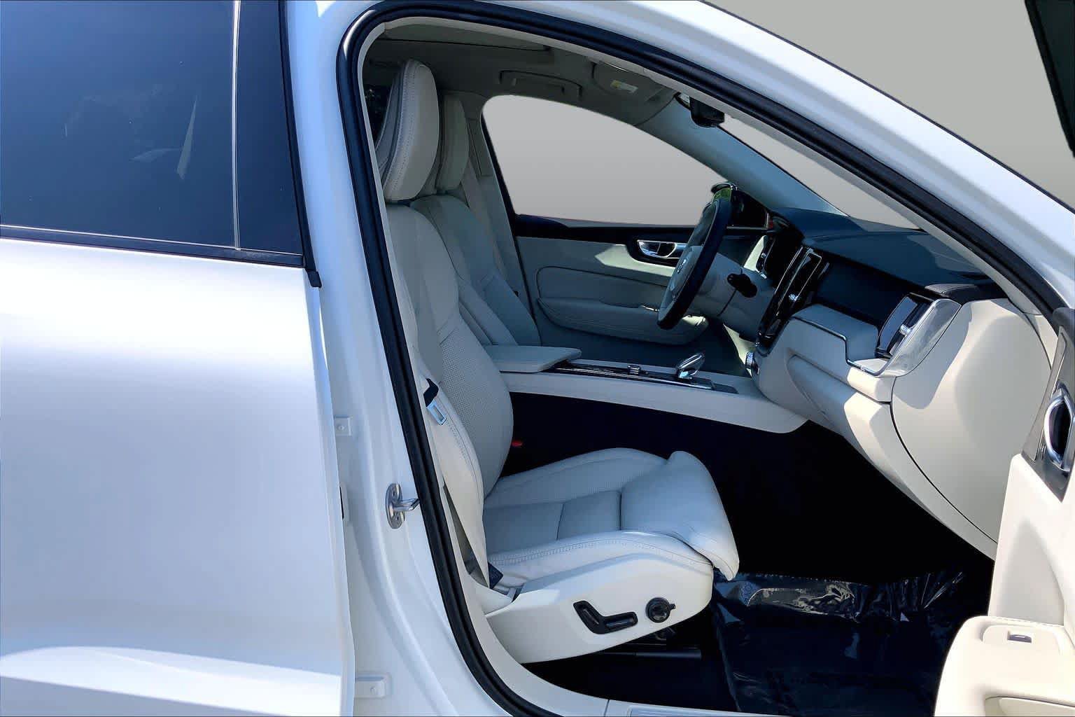 Used 2024 Volvo XC60 B5 Ultimate w/ Protection Package Premier AWD/4WD image 9