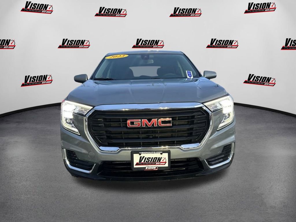 Used 2023 GMC Terrain SLE image 2