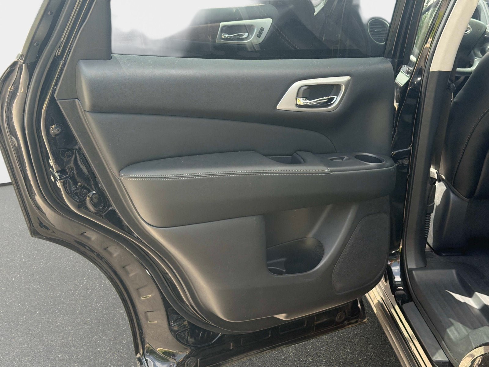 Used 2020 Nissan Pathfinder Platinum AWD/4WD image 16