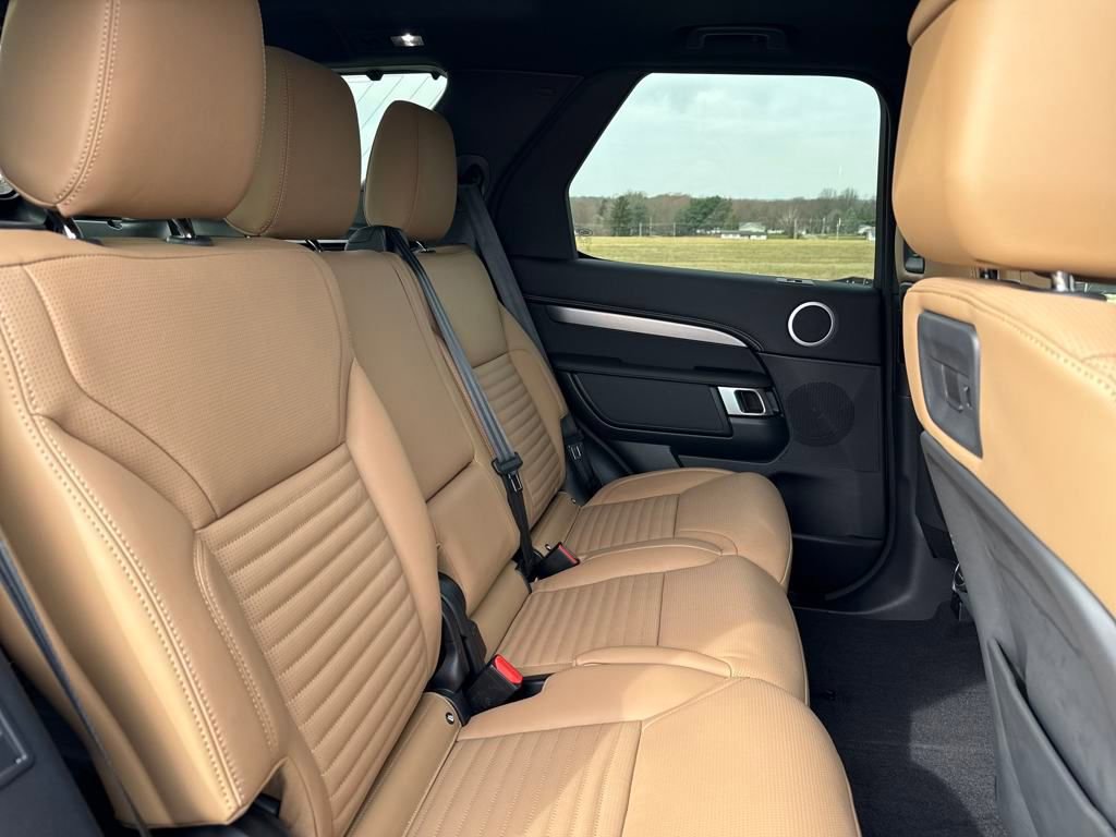 New 2024 Land Rover Discovery Dynamic SE image 18