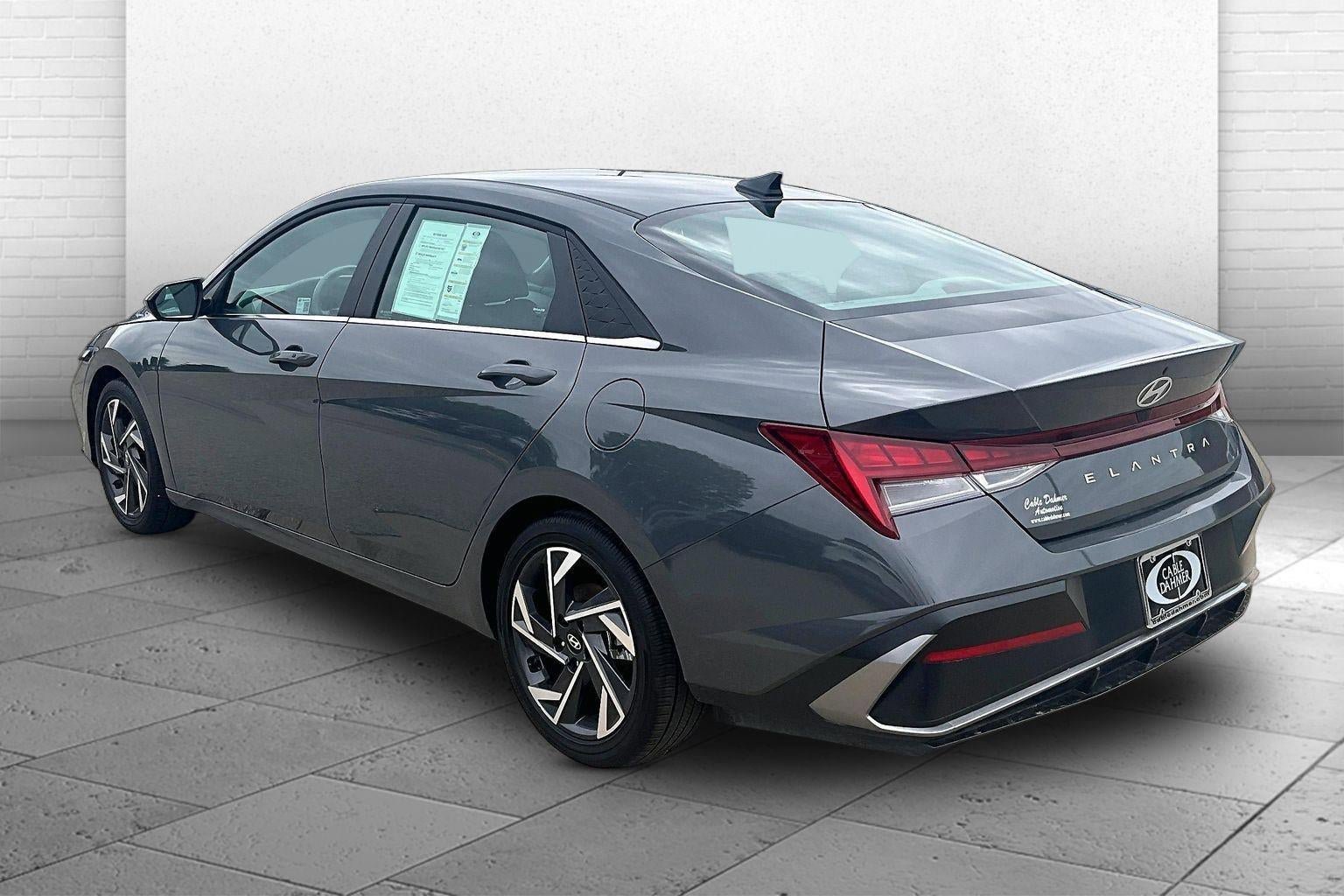 Used 2025 Hyundai Elantra SEL FWD image 4