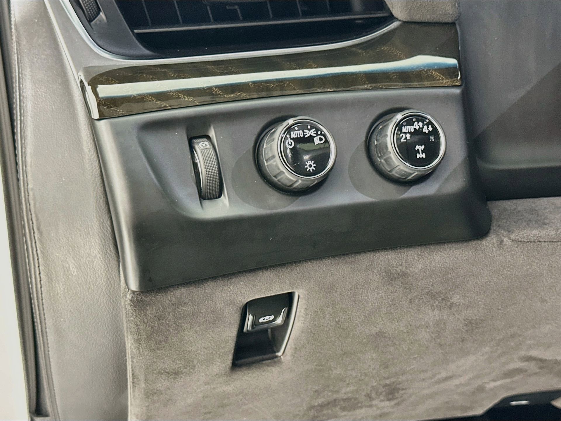 Used 2019 Cadillac Escalade ESV Platinum AWD/4WD image 11