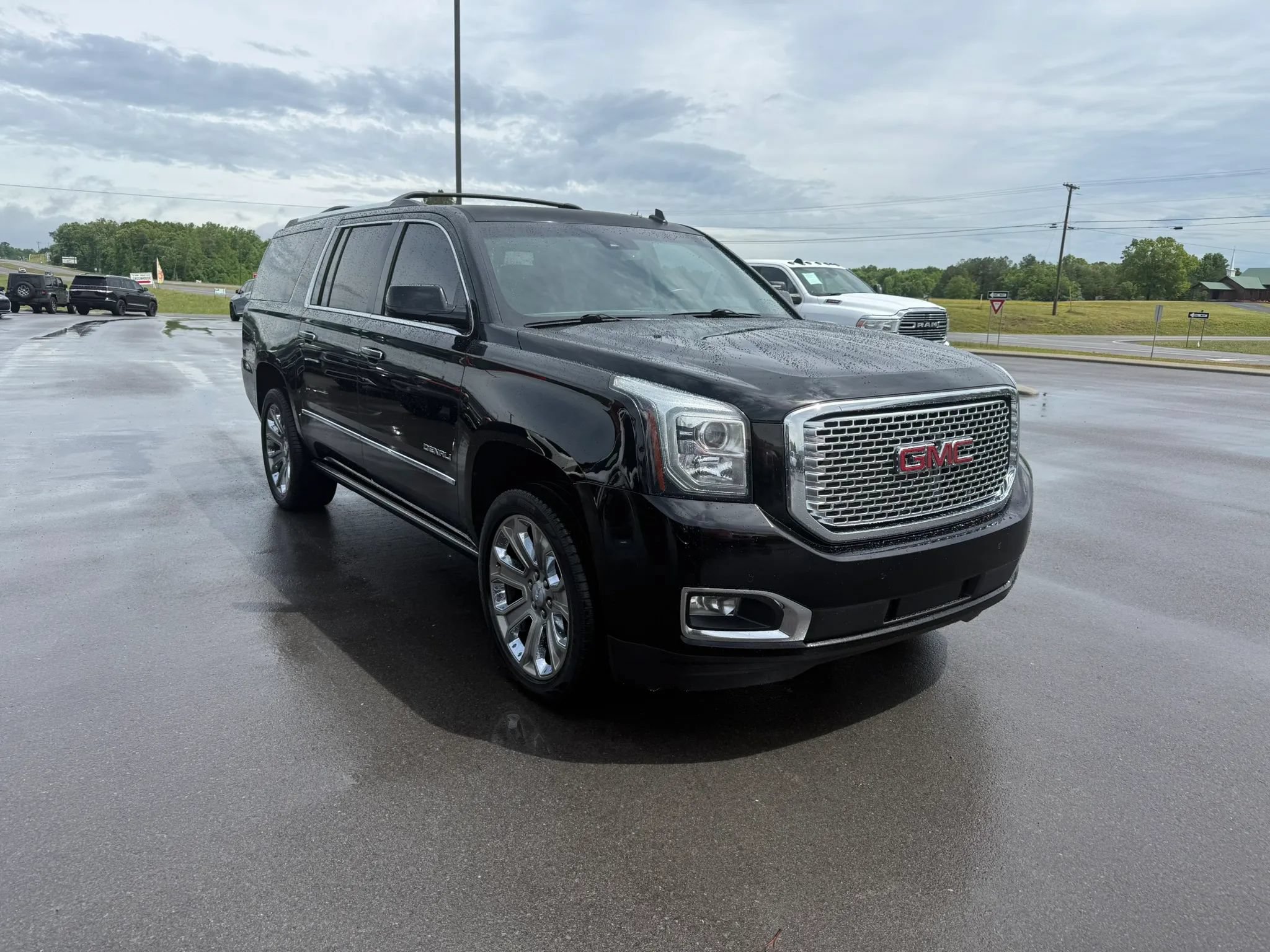 Used 2015 GMC Yukon XL Denali w/ Touring Package RWD image 1