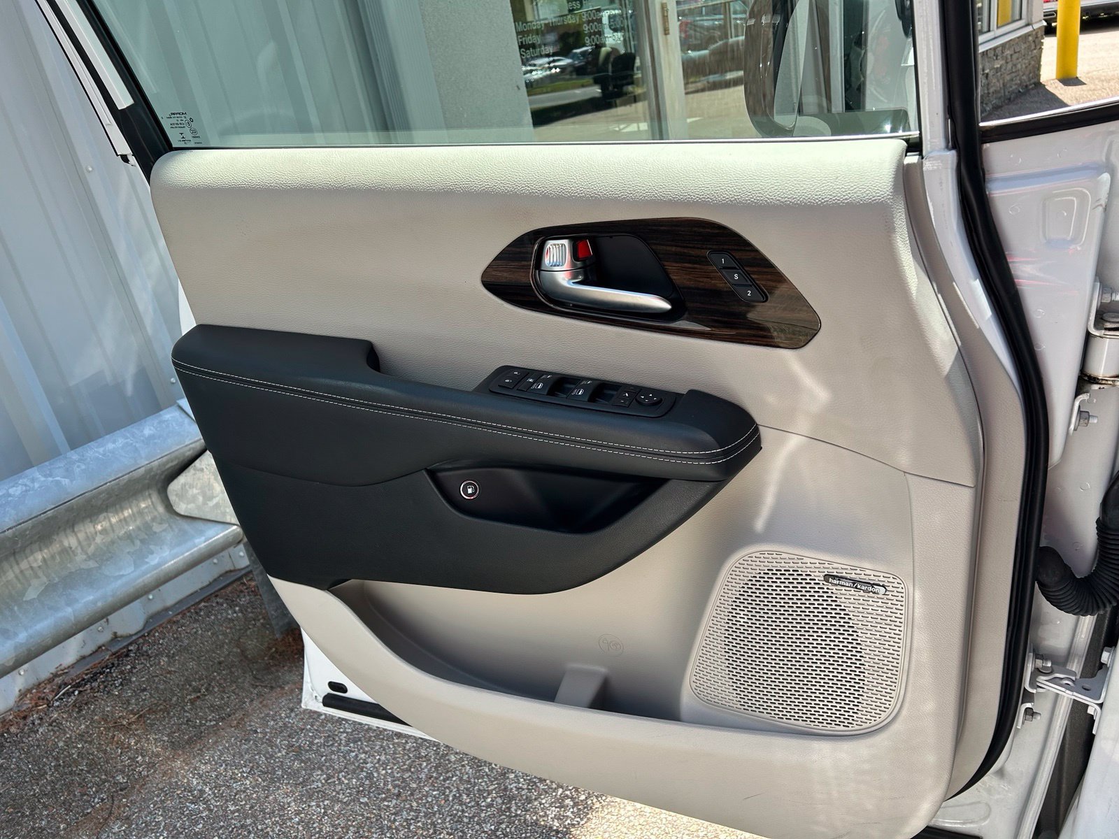Used 2023 Chrysler Pacifica Limited w/ Uconnect Theater Family Group FWD image 15